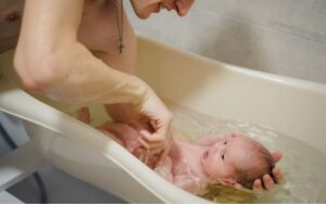 Lire la suite à propos de l’article Quels sont les bienfaits d’un bain de thalasso pour bébé ?