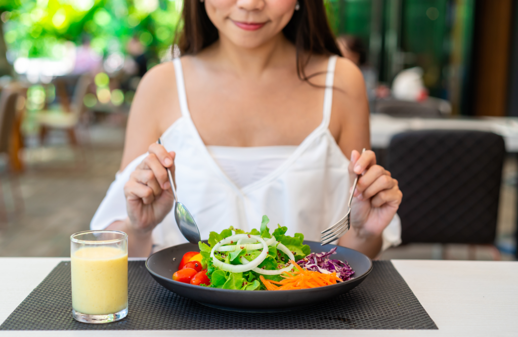 Comment l’hypnose peut-elle m’aider à gérer mes compulsions alimentaires ?