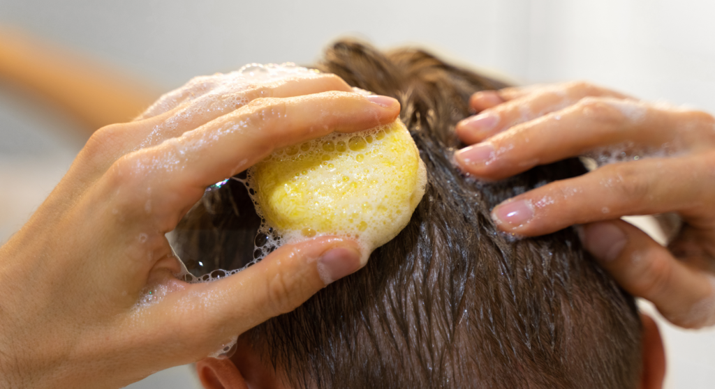 Se laver avec un shampoing solide