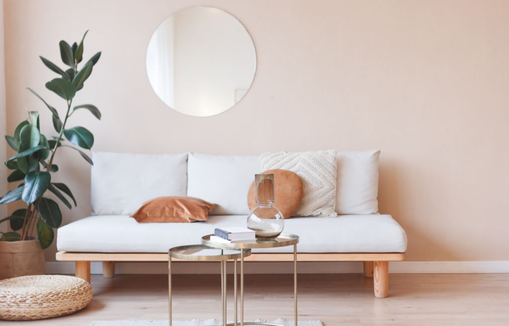 Miroir loft rond dans un appartement