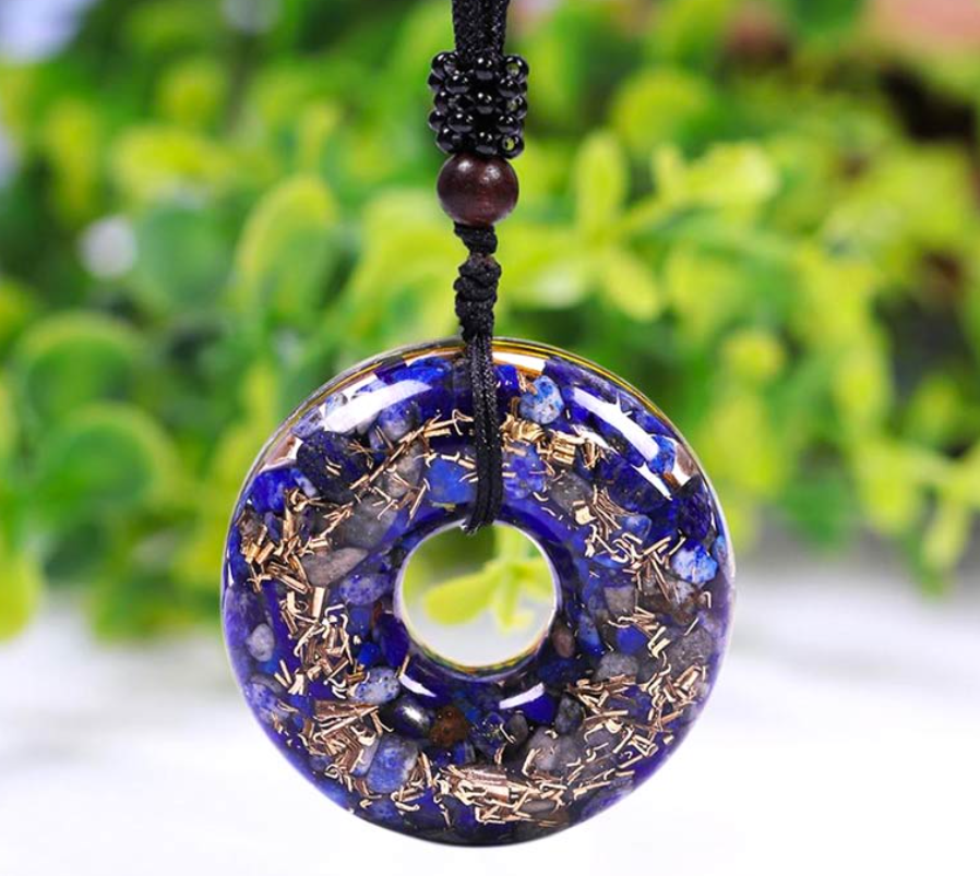 L'Origine et la Composition des Pendentifs en Orgonite