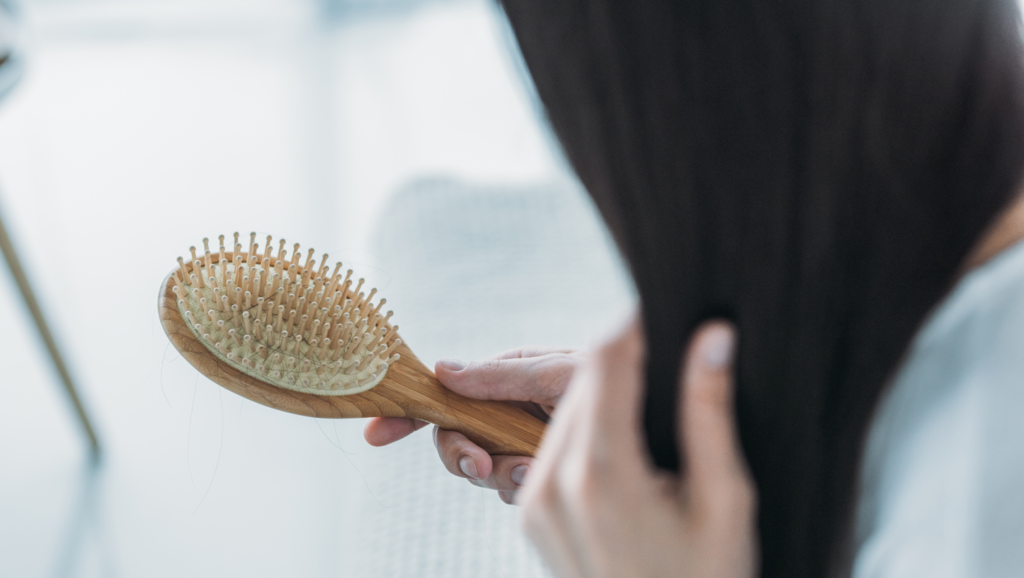 Le kétoconazole peut aider à ralentir la chute des cheveux causée par l’alopécie androgénétique (calvitie hormonale).